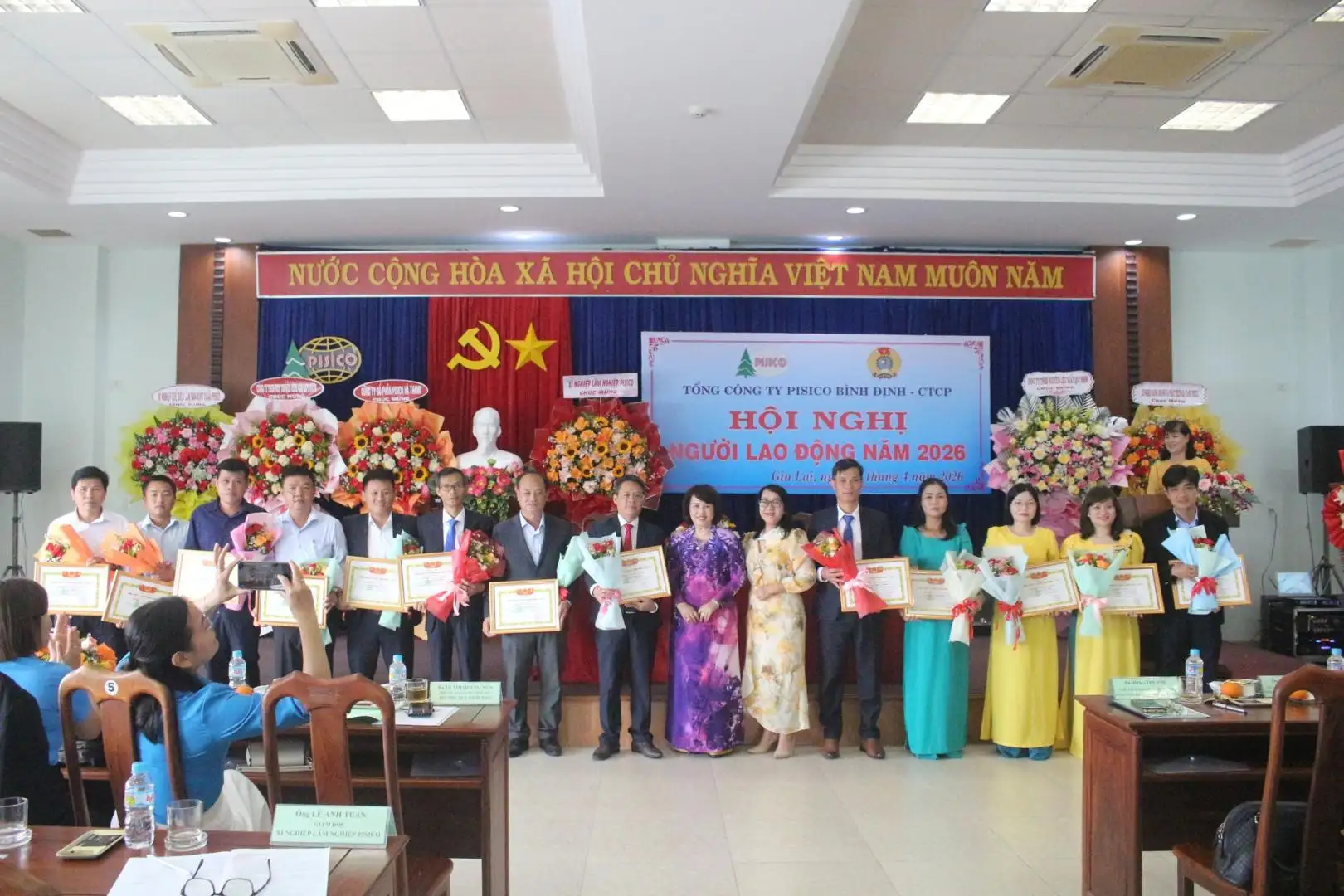 trao khen thưởng các cá nhân tiêu biểu năm 2025.