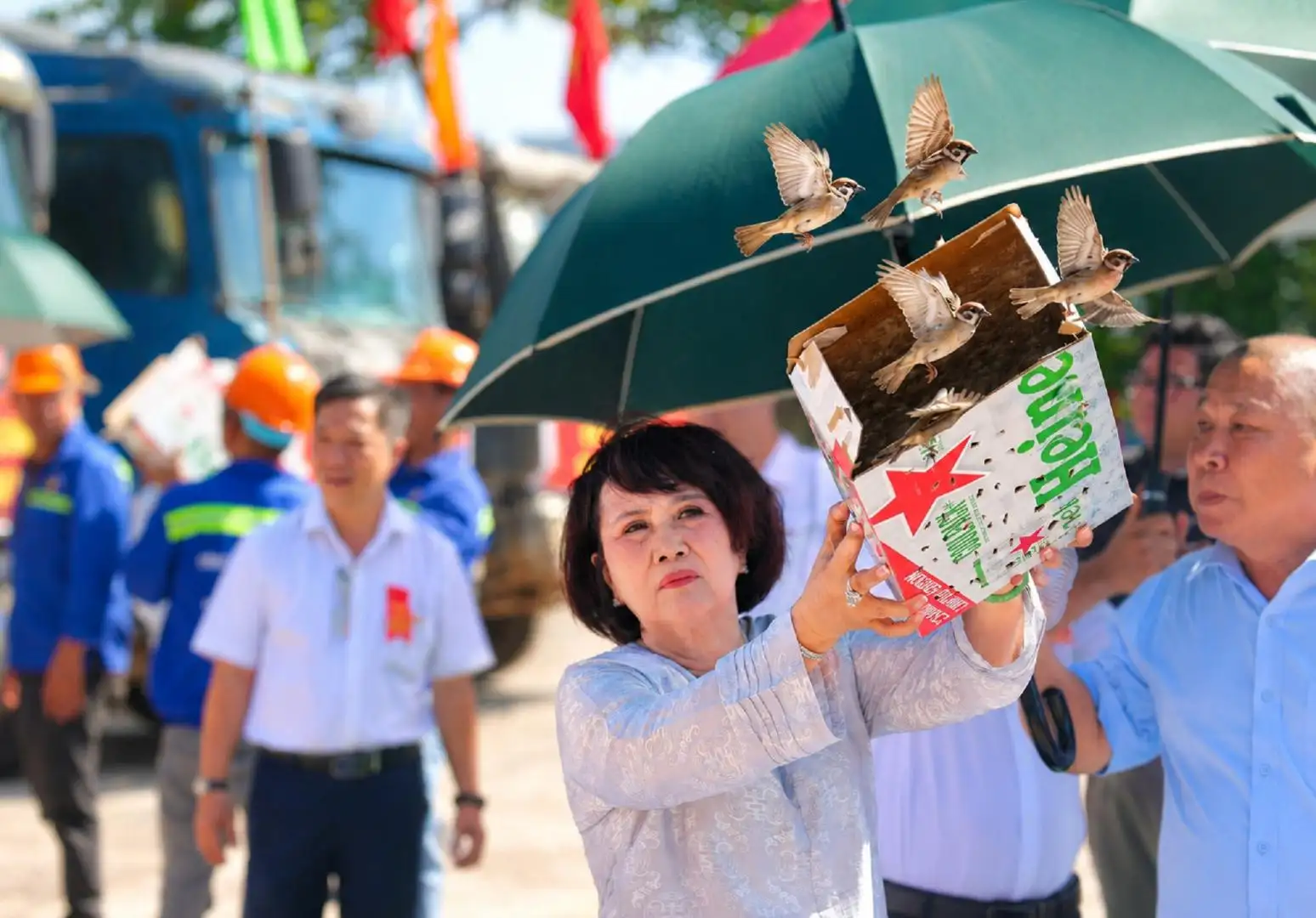 Bà Đồng Thị Ánh – Chủ tịch HĐTV Công ty TNHH Đầu tư An Việt Phát, thực hiện nghi thức phóng sanh