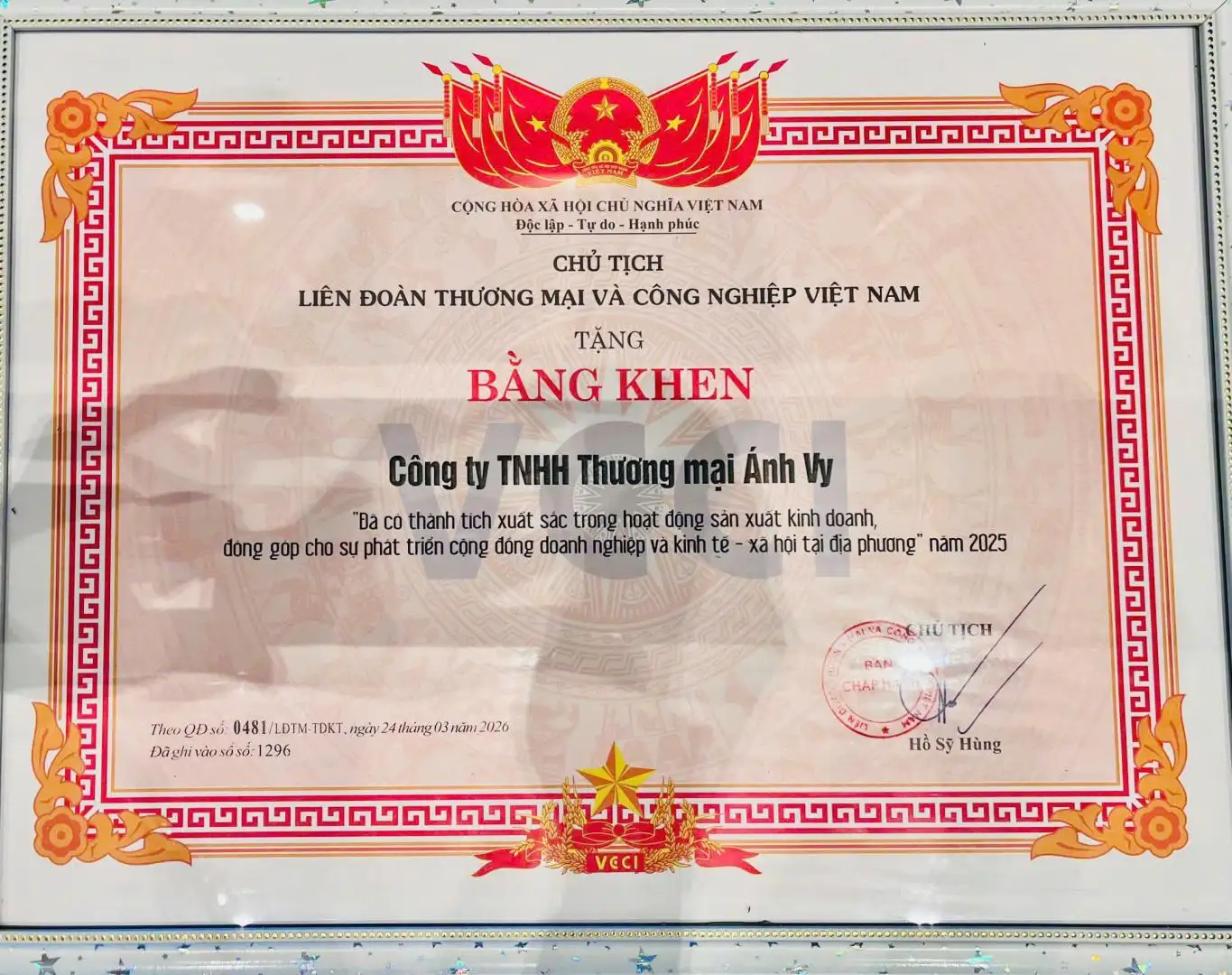 Chủ tịch VCCI tặng Bằng khen cho Ánh Vy