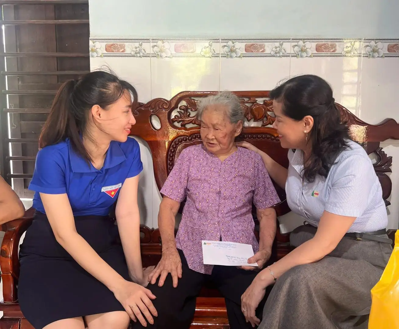 Đại diện Tổng Công ty PISICO ân cần thăm hỏi Mẹ Việt Nam Anh hùng Lê Thị Cư