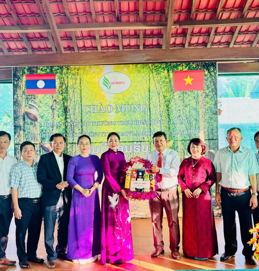  tặng quà cho Công ty TNHH MTV Lào BIDINA 