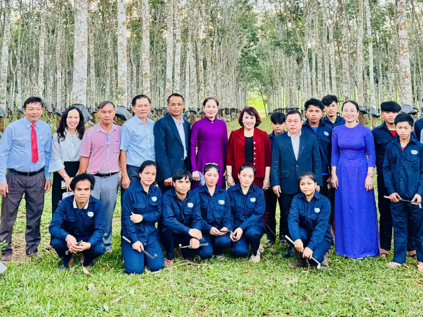 thăm nông trường cao su của Lào BIDINA