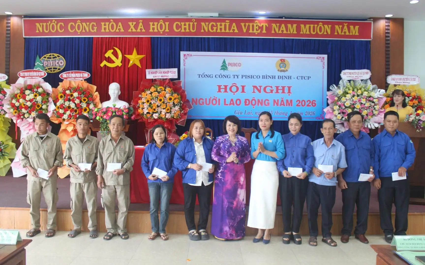 pisico tặng quà cho người lao động khó khăn