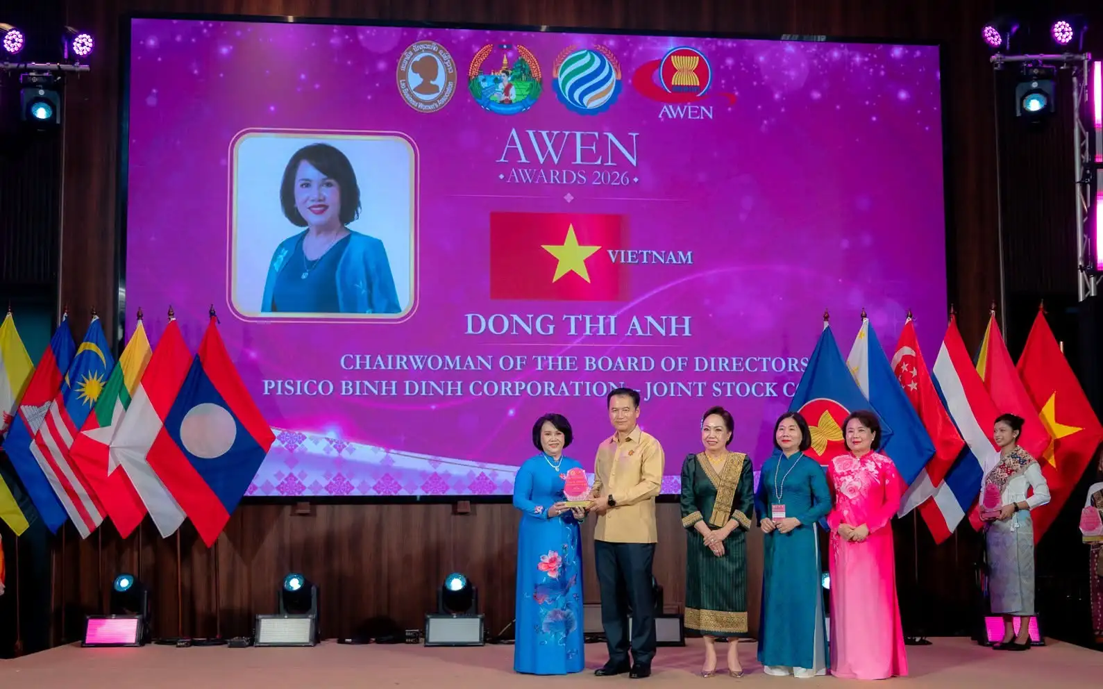 Bà Đồng Thị Ánh nhận Giải thưởng Nữ doanh nhân ASEAN xuất sắc năm 2026 tại Viêng Chăn, Lào